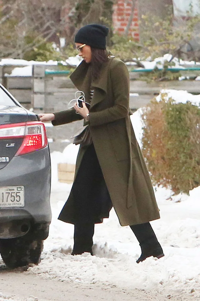 MEGHAN MARKLE wearing in the SENTALER Mulberry Double-Breasted Trench Coat on the set of Suits