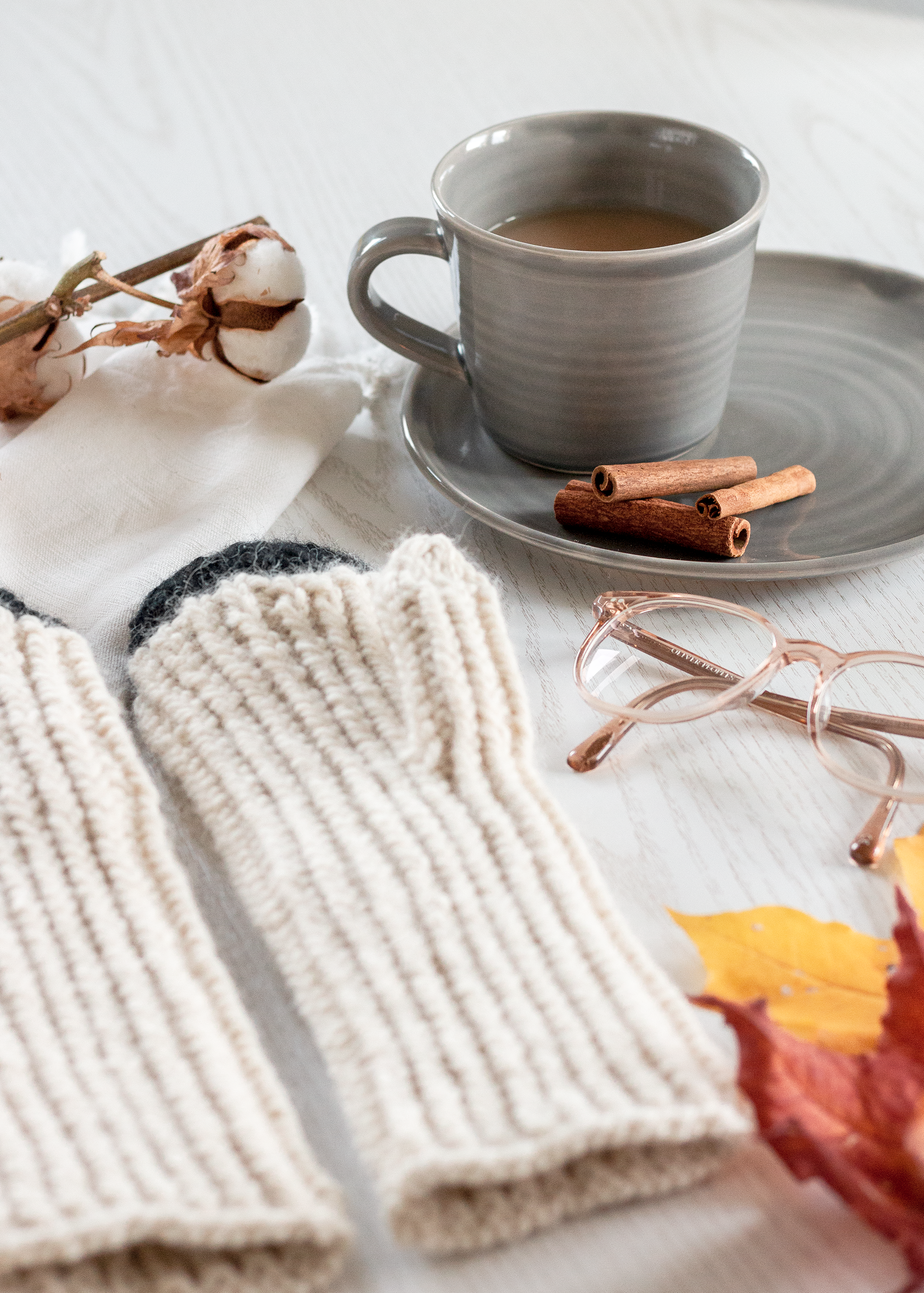 DIY Dip Dye Reflective Mittens | Free Knitting Pattern | Sandramarias.com