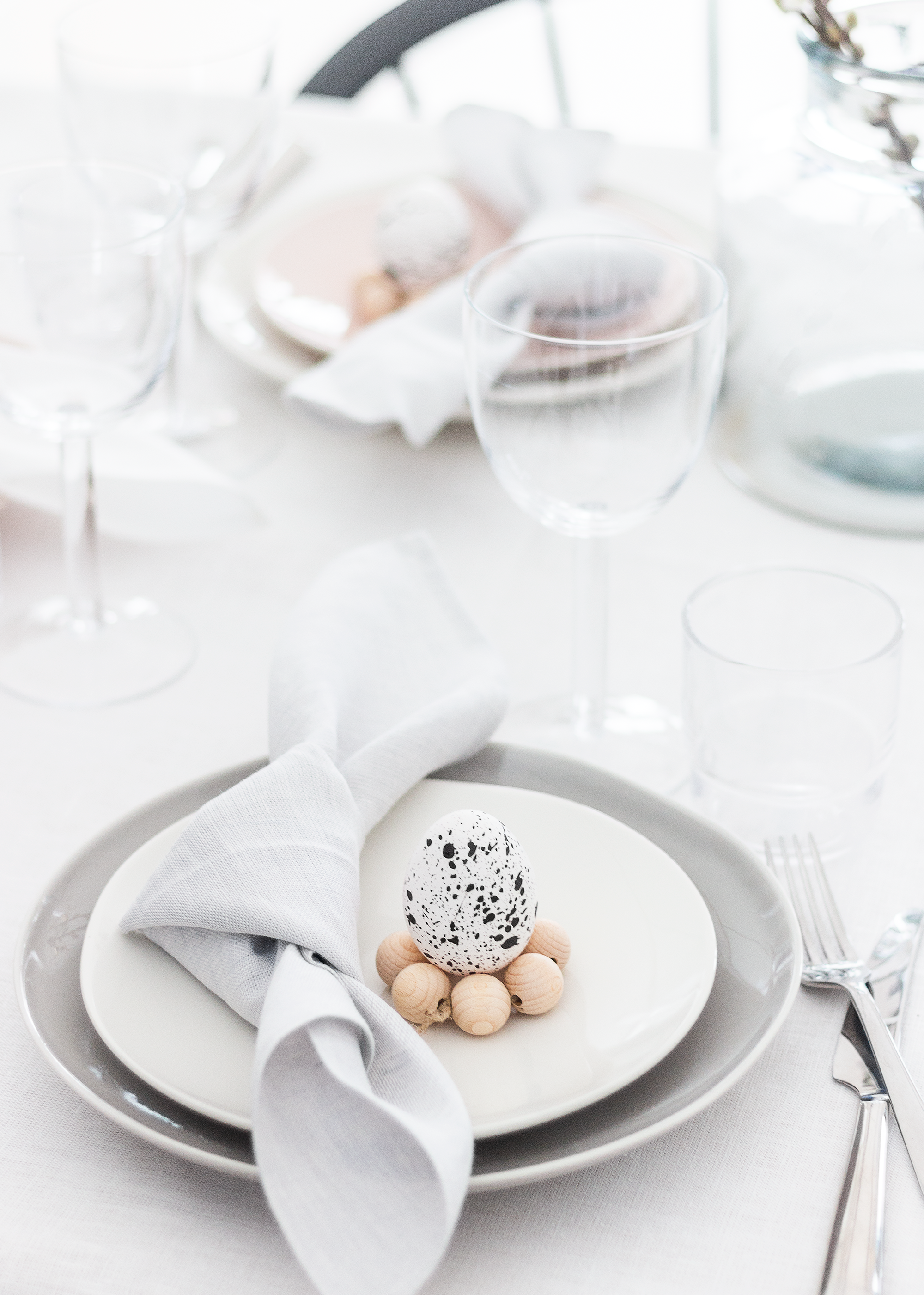 Påskdukning | Easter table scape | Skandinavisk dukning | Minimalist table setting | Scandi decor | By Sandramaria | Sandramarias.com