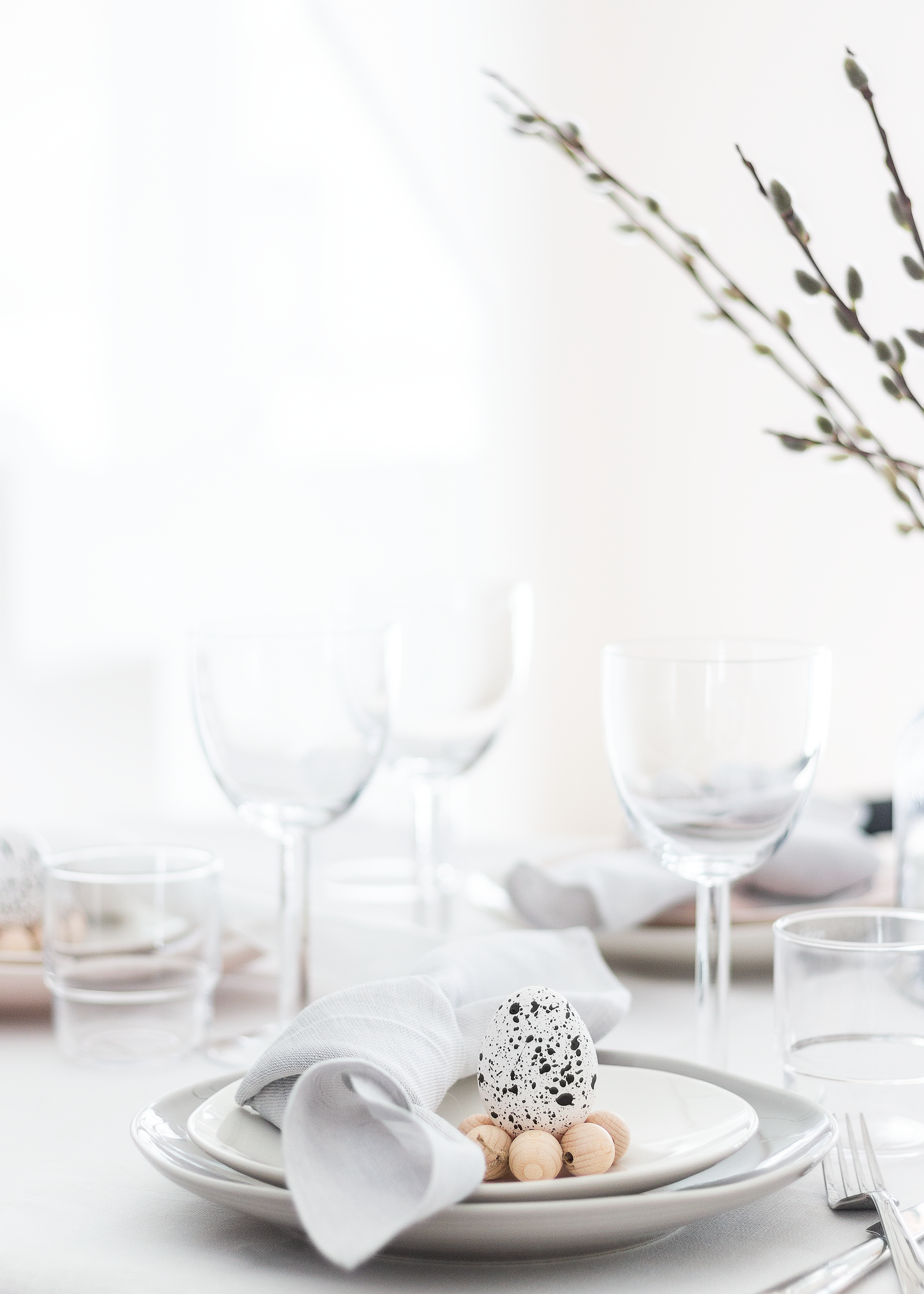 Påskdukning | Easter table scape | Skandinavisk dukning | Minimalist table setting | Scandi decor | By Sandramaria | Sandramarias.com