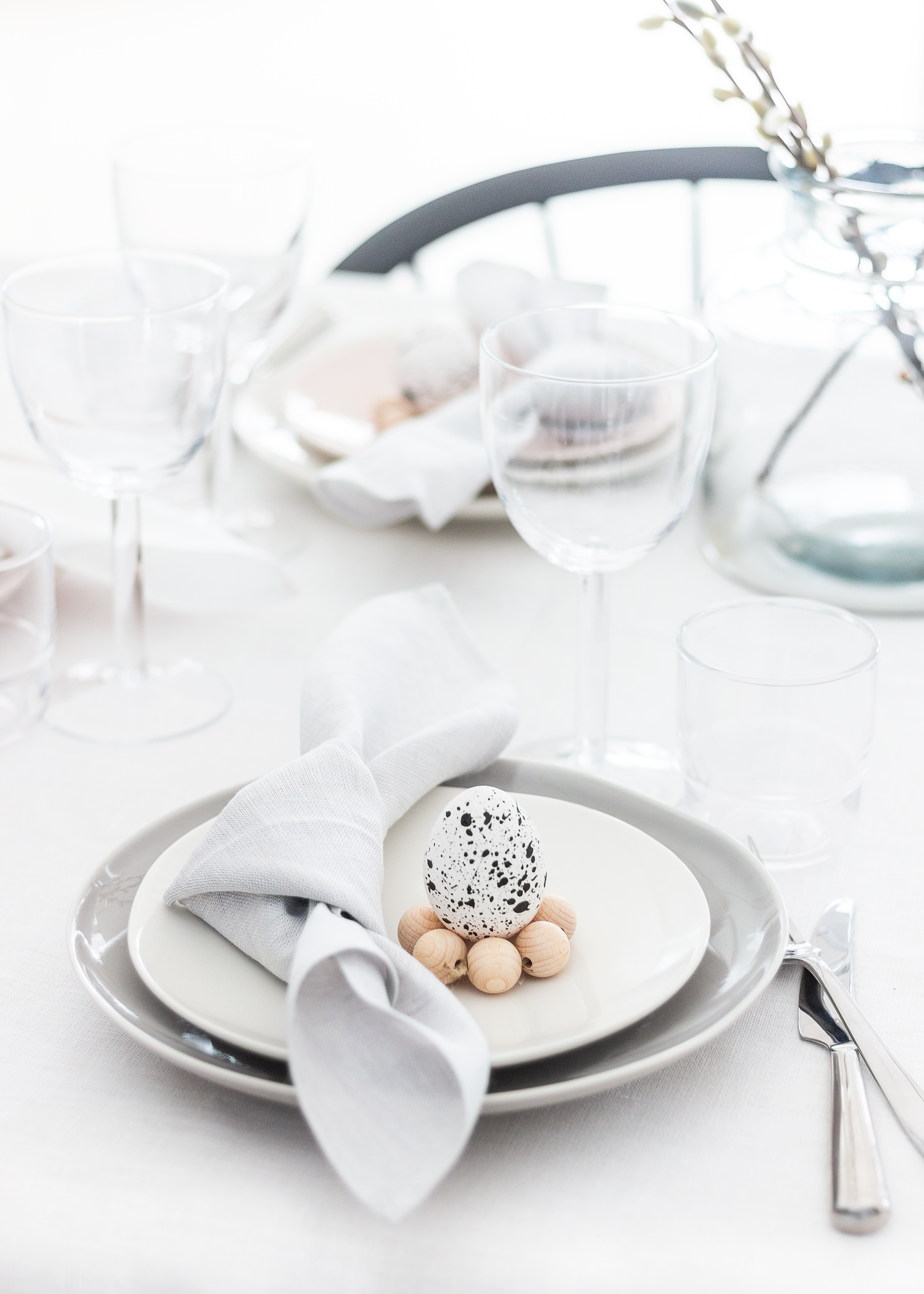 Påskdukning | Easter table scape | Skandinavisk dukning | Minimalist table setting | Scandi decor | By Sandramaria | Sandramarias.com