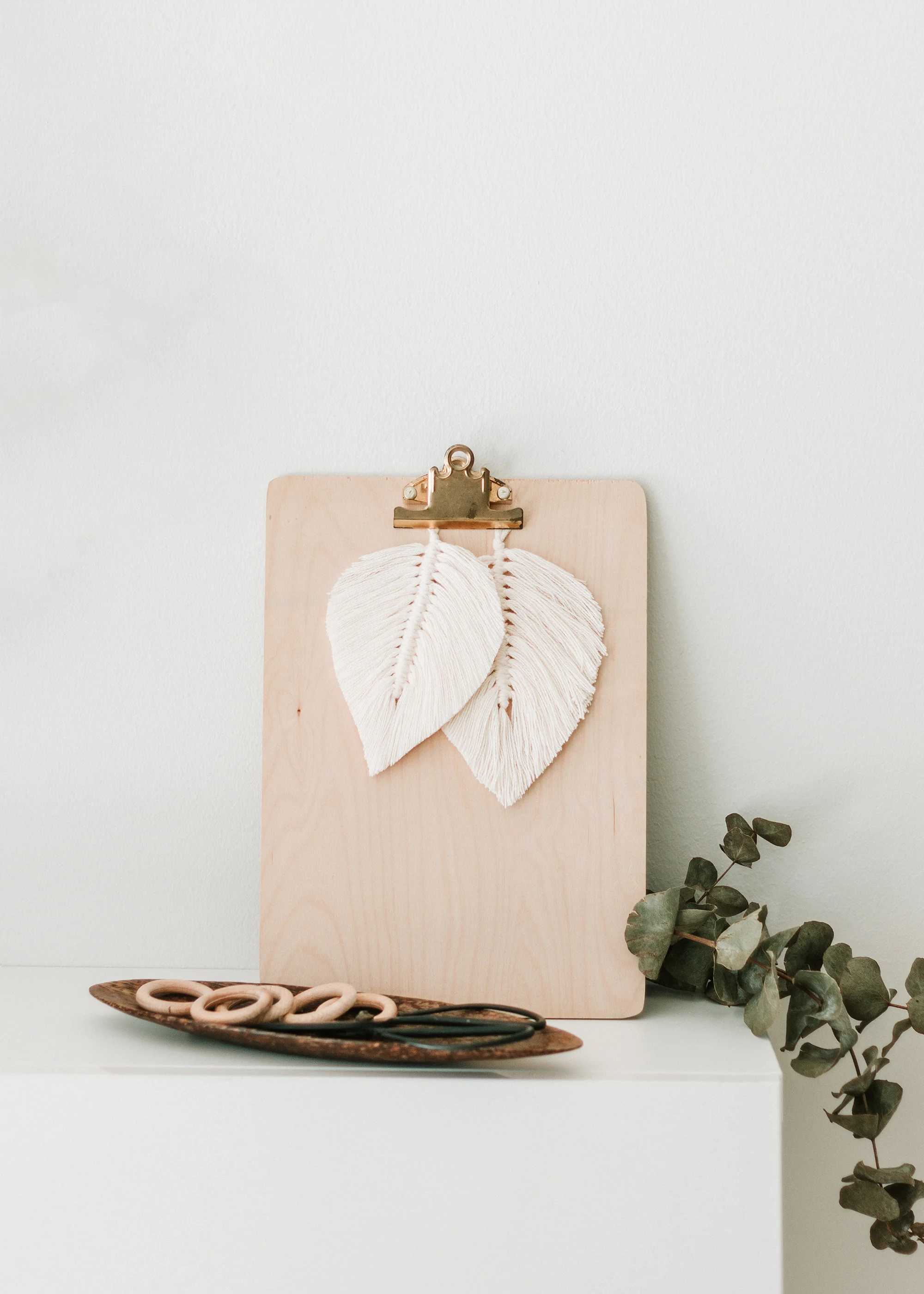 Hur man gör en makraméfjäder | DIY Macramé feather | By Sandramaria | Sandramarias.com