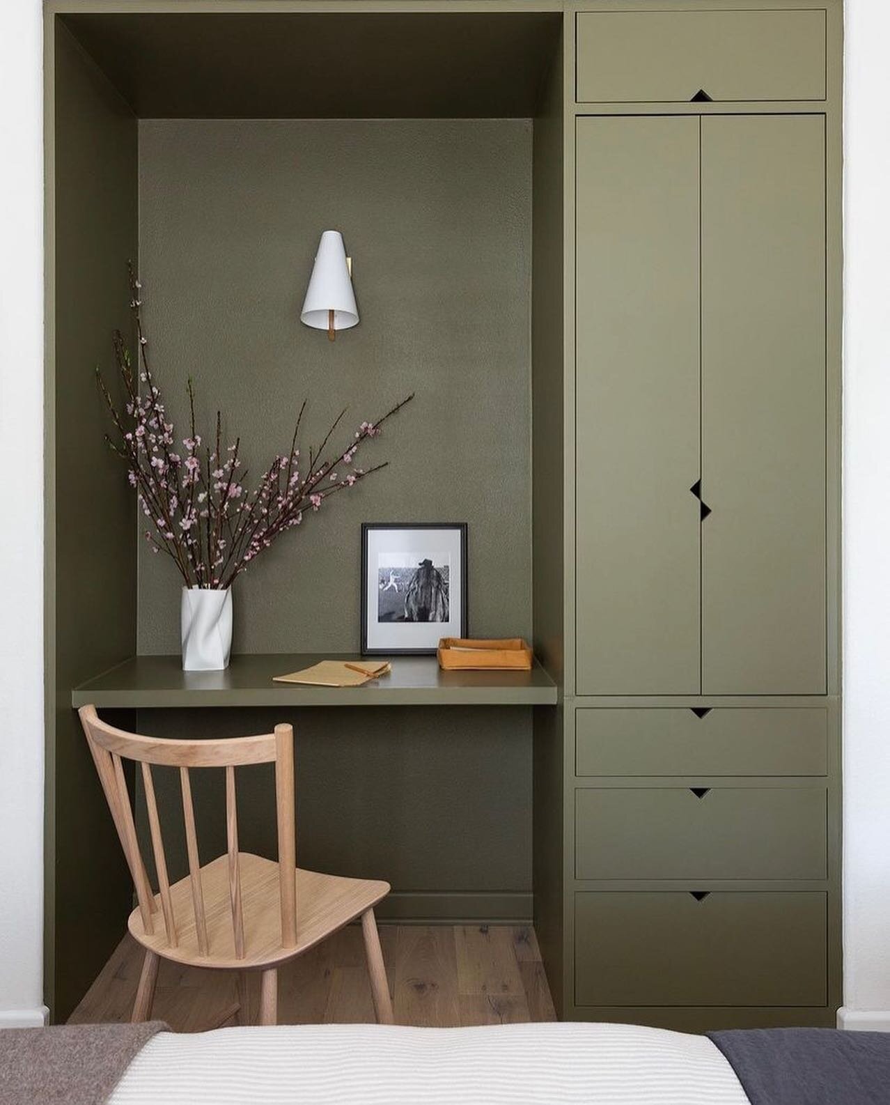 A guest room that doubles as an office with this beautiful custom built in desk. From our University Hills Residence. 

Photo🤎 @amybartlam