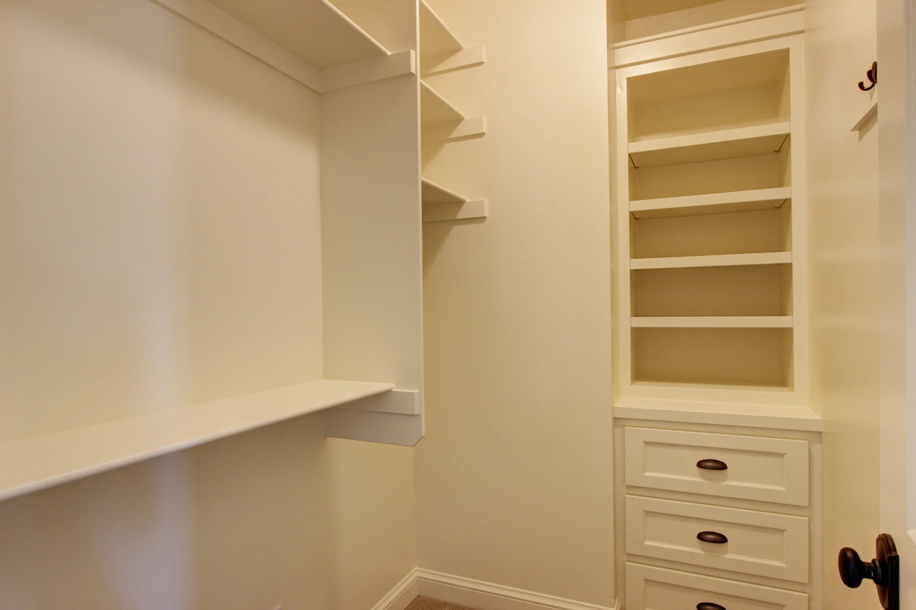 12-Master Closet.jpg