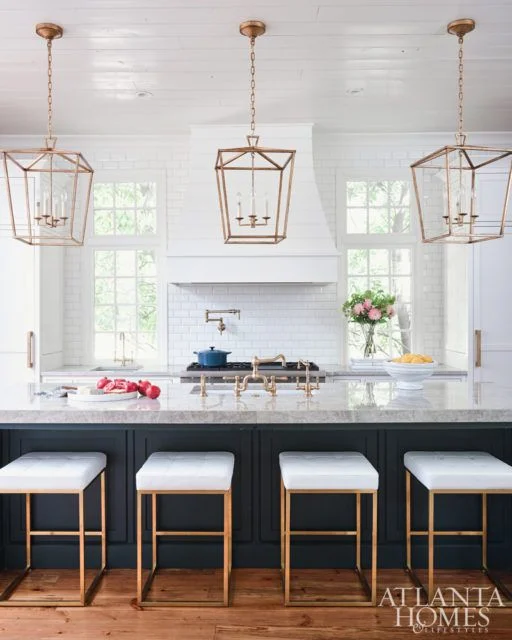 A Glamorous Kitchen…a 2017 Kitchen Award Winner… A Creme de la Creme of Kitchens. Via