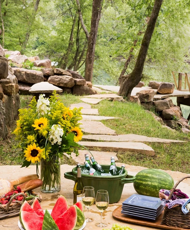 A Pretty Tablescape for A Lunch by the Lake…Be Inspired…Easy and Eye-Catching!
