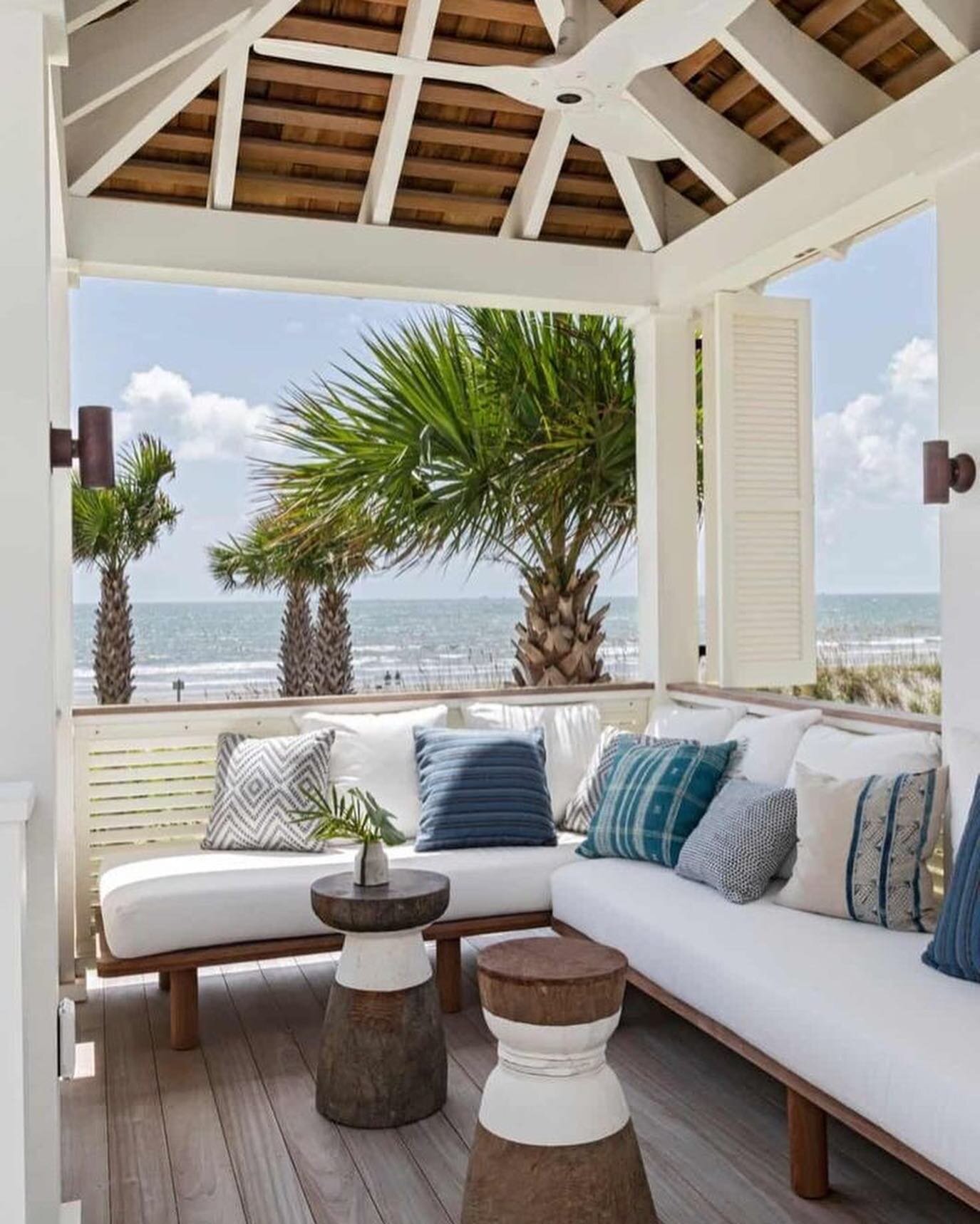 Crushing on this Irresistible Beach House on the Coast of South Carolina.
#isleofpalms #southcarolina #beach #beachhouse #lowcountryliving #housetour #coastalliving #coastalhome #beachpretty #beachprettyhousetours #moderncoastalhome #neutralhome #hom