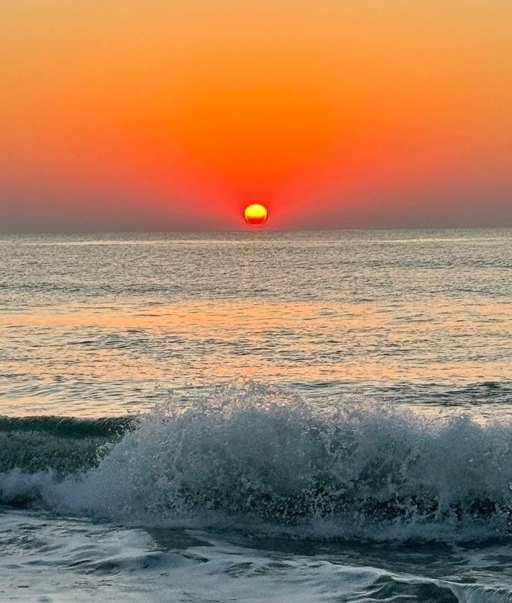 November Sunrise 🧡
@beach_sunrise_daily

#beachlover #wrightswille #NorthCarolina #beachlife #beachday #sunsets #sunrise #beachsunrise #sunset_pics #beachphotography #lovewhereyoulive #beachpretty #beachprettyfamily #coastal #coastalliving #surf #su