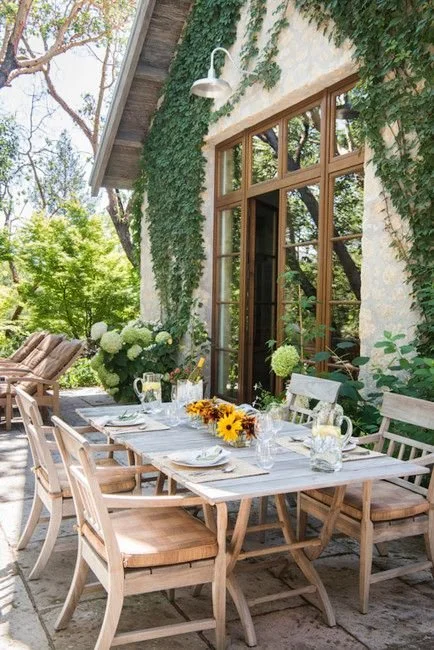10 Coastal Patio Dining Ideas
