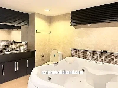 condo-with-jacuzzi