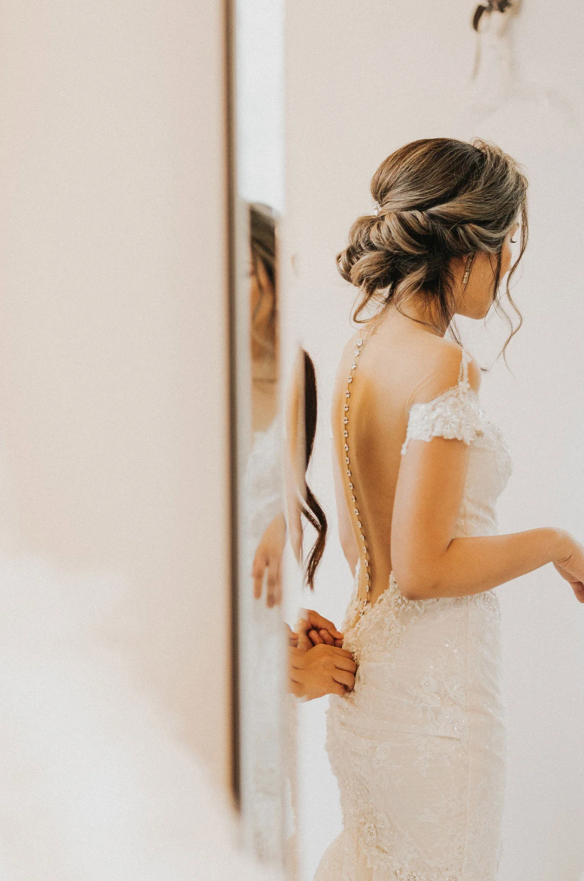 dloveaffair_bride_bridalprep_updo.jpg