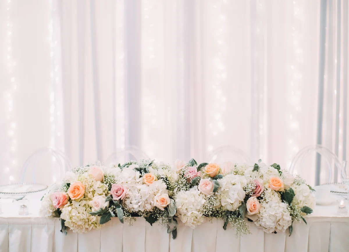 dloveaffair_wedding_headtable_florals.jpg