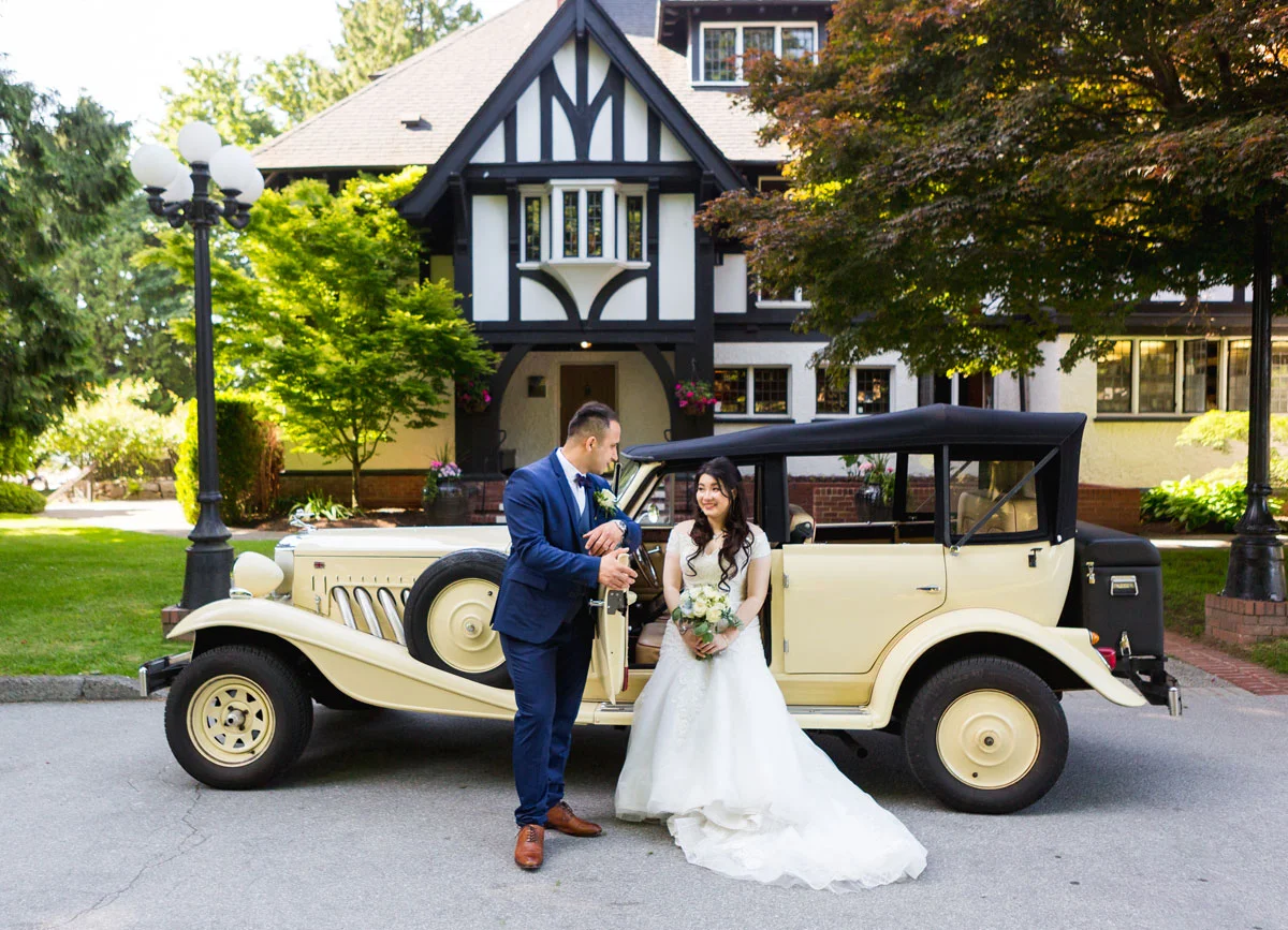 dloveaffair_vintagecar_bride_groom_brockhouse.jpg