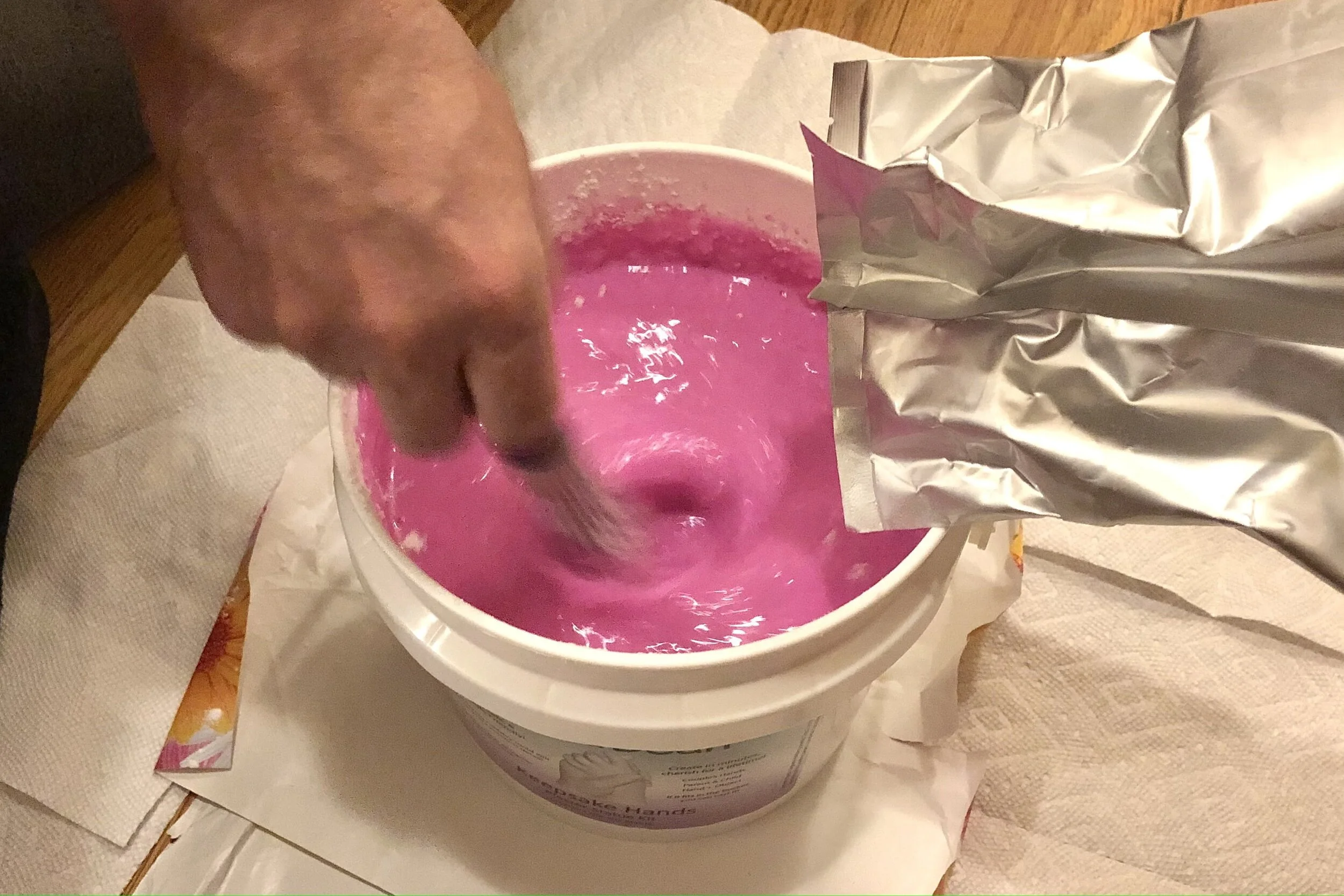 Stirring the molding material.