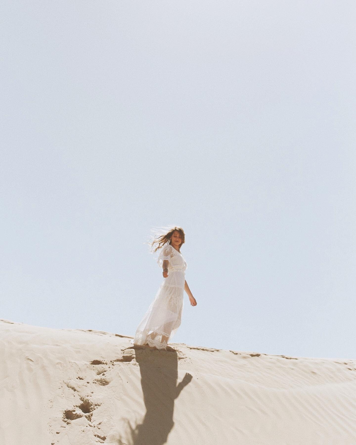 〰️ desert goddess at the Little Sahara 〰️