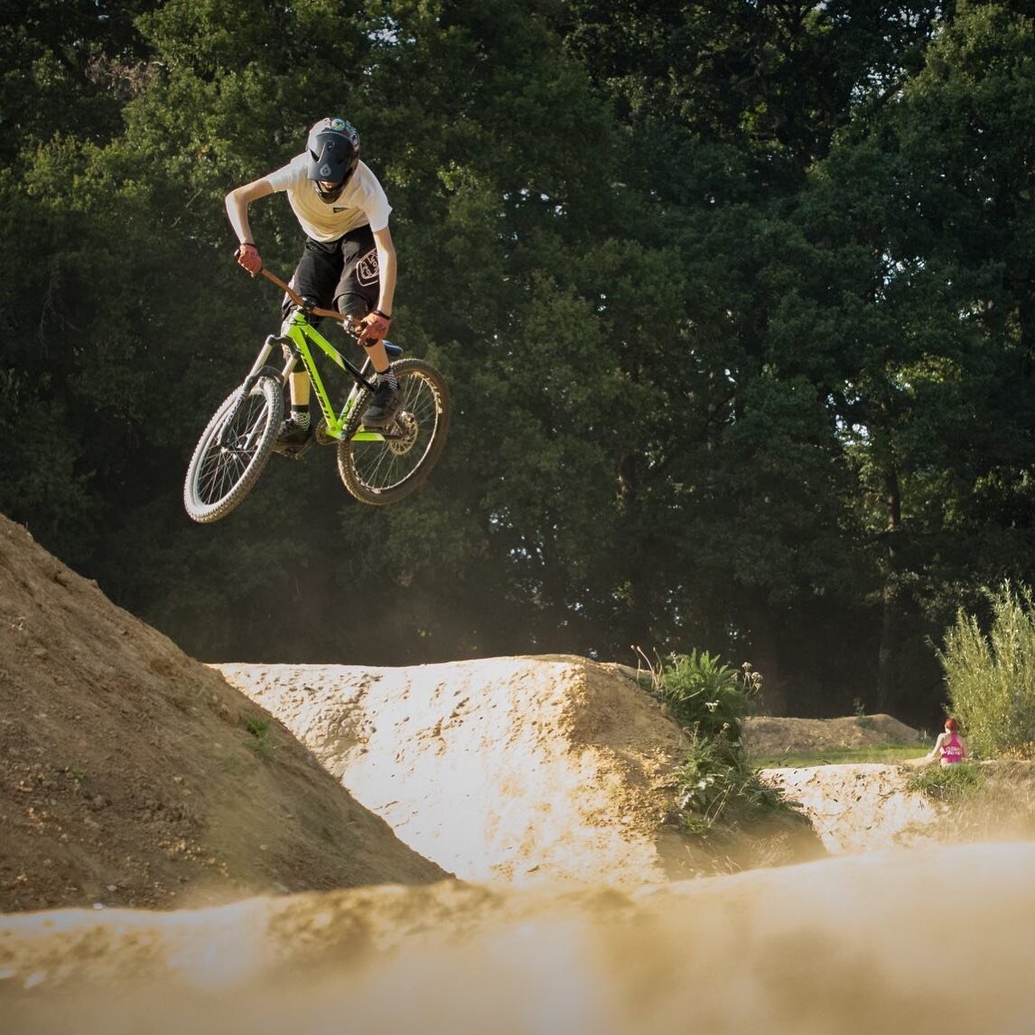 @sonnyh0pe 🤘🏻 📷 by @ali_sutton 🔥 EP12 - 6:30pm 🍿 
#southamptonbikepark #bikepark #mtb #offroad #gettinglaps #hampshire #mtblife #mountainbiking #mtblove  #downhill #dirtjumping #sendit #gonemountainbiking #cyclinglife #bikelife #cyclist #velo #m