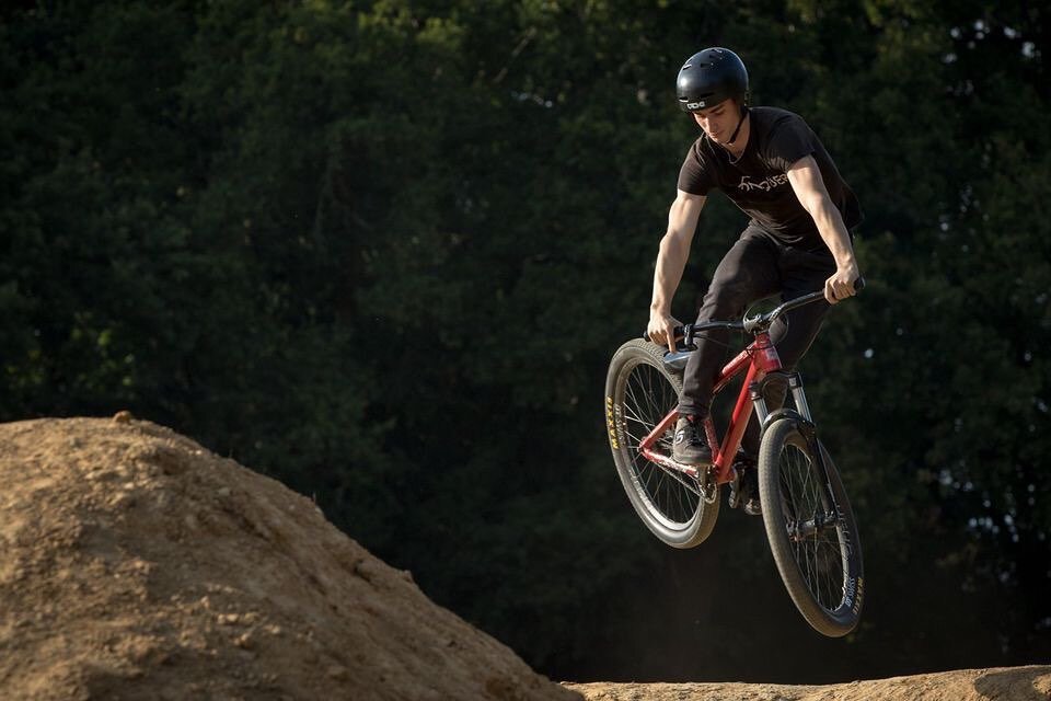 @antony_tegg getting laps 🔥 📷 by @ali_sutton 🤘🏻 #southamptonbikepark #bikepark #mtb #offroad #gettinglaps #hampshire #mtblife #mountainbiking #mtblove  #downhill #dirtjumping #sendit #gonemountainbiking #cyclinglife #bikelife #cyclist #velo #mtbl