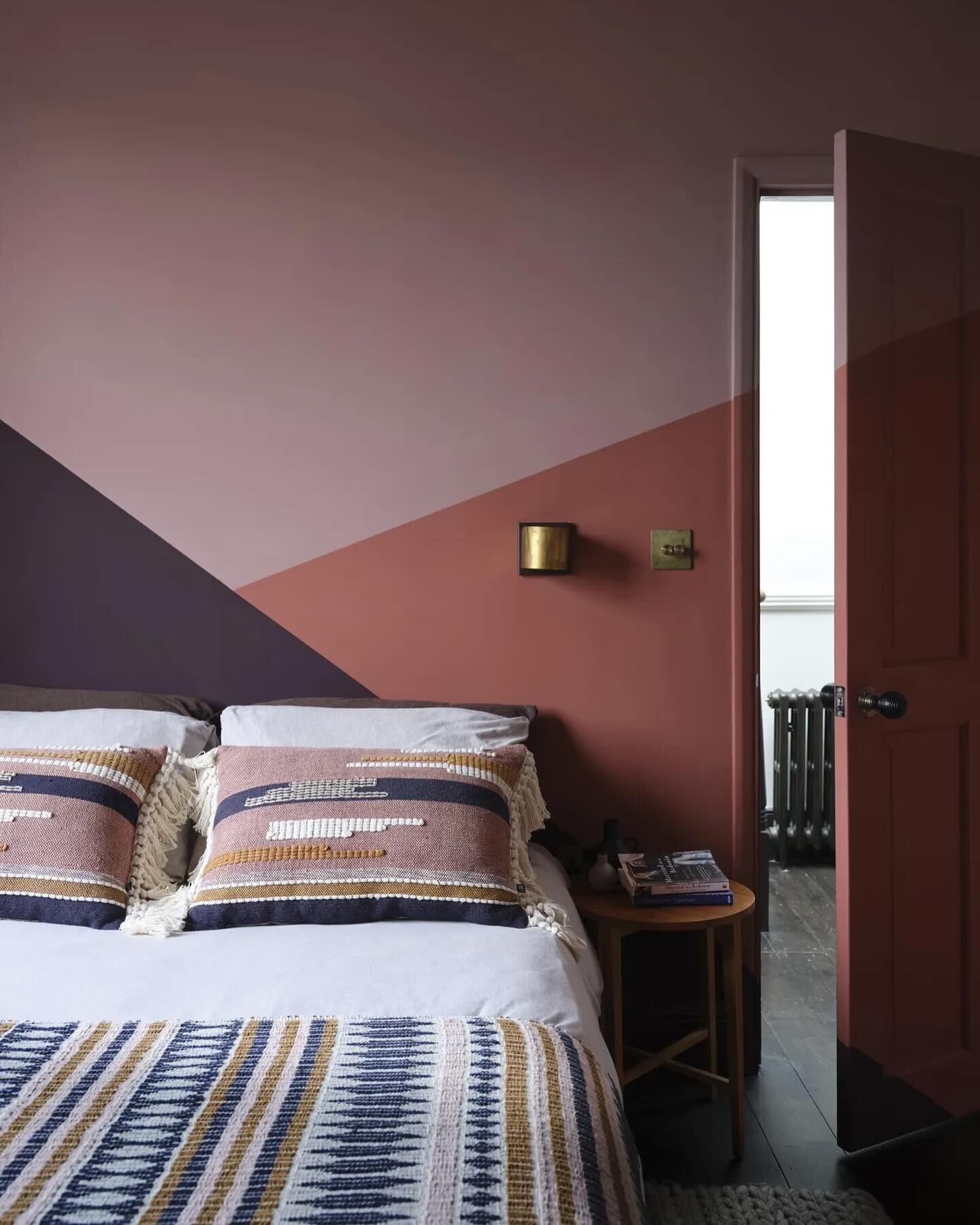 Guest bedroom are such fun to design. They should transport your guests to what feels like a boutique hotel keeping comfort and coziness in mind.
The bedroom at our De Beauvoir does just that, like a warm welcoming hug.

📷 James Merrell @livingetcof