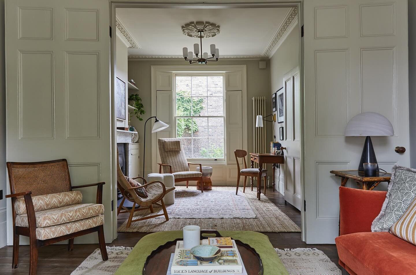 Double reception room at our Grade II listed Islington townhouse project. 

📷 @kfiszerfoto 

#livingroom #georgianhouse #interiordesign #londoninteriordesigner #emiliefournetinteriors #islingtonhomes #gradeiilisted #renovation #transitionaldesign