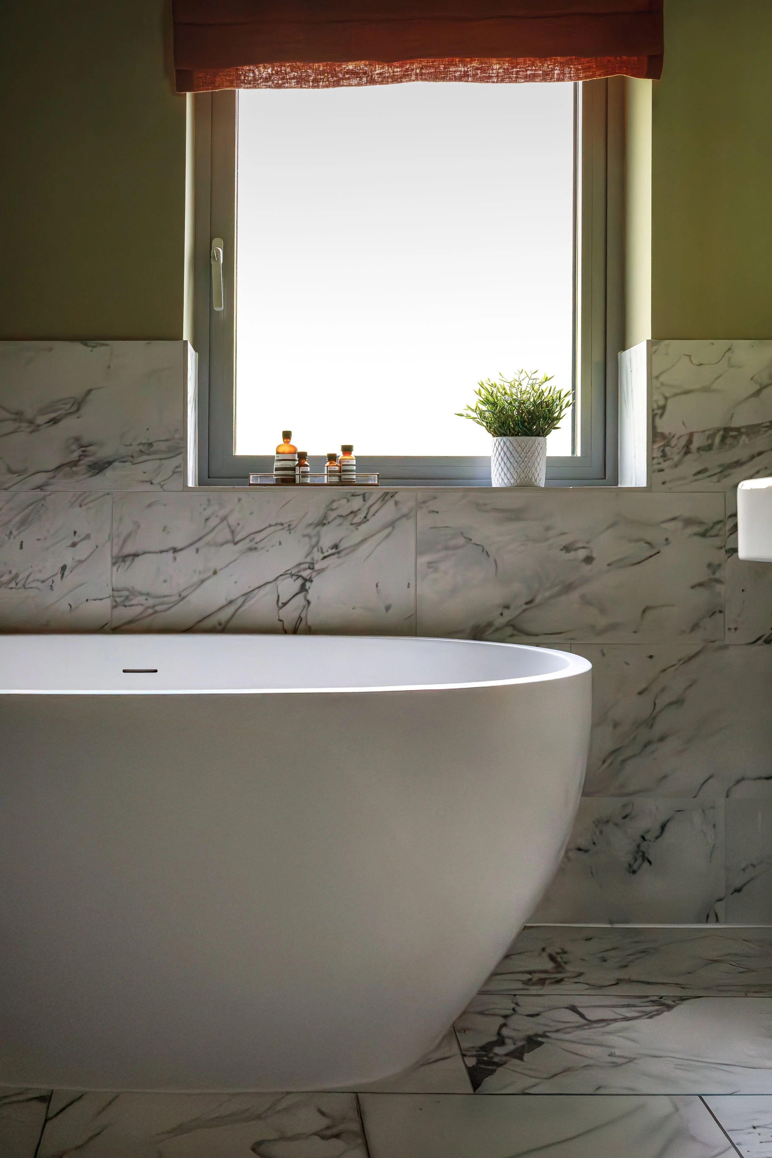 LambertHousebathroombathtublarger-1.jpg