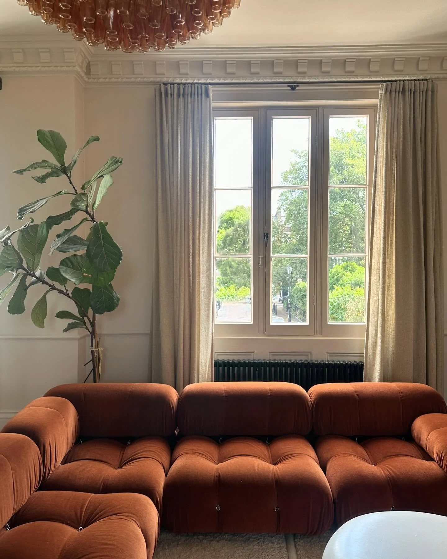 Rule breaking - wouldn&rsquo;t normally post an unstyled non professional iPhone picture on the grid but the light looked so good at this morning&rsquo;s curtain install at our ongoing Barnsbury project that it had to be done&hellip;

Also, breaking 