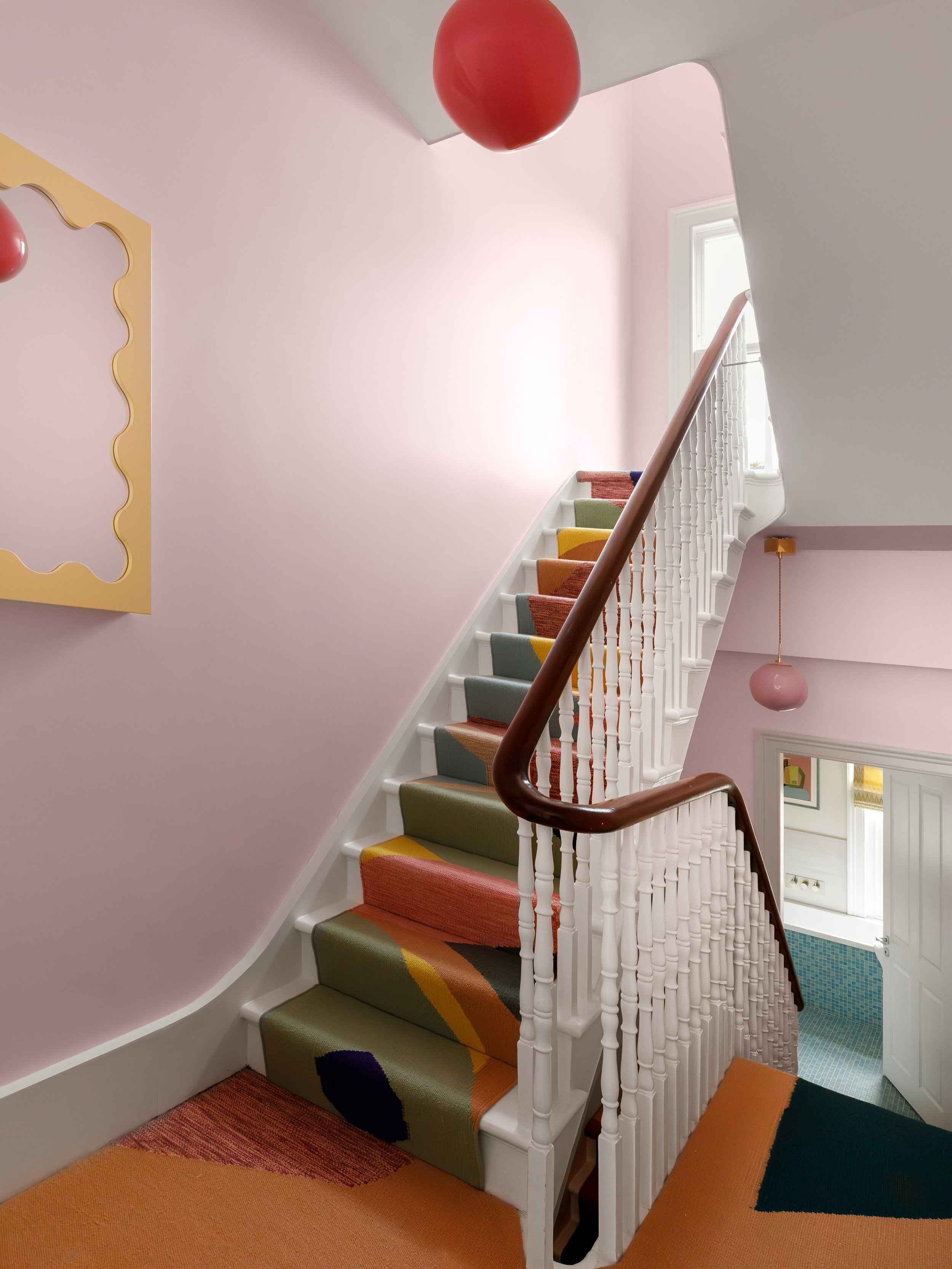 N O T T I N G  H I L L - making an entrance in our colour-loving client&rsquo;s flat. We had a lot of fun designing this bespoke carpet and runner. A central piece bringing all the colours found in the flat together.

📸 @_nataubry_ 

#colourfulinter