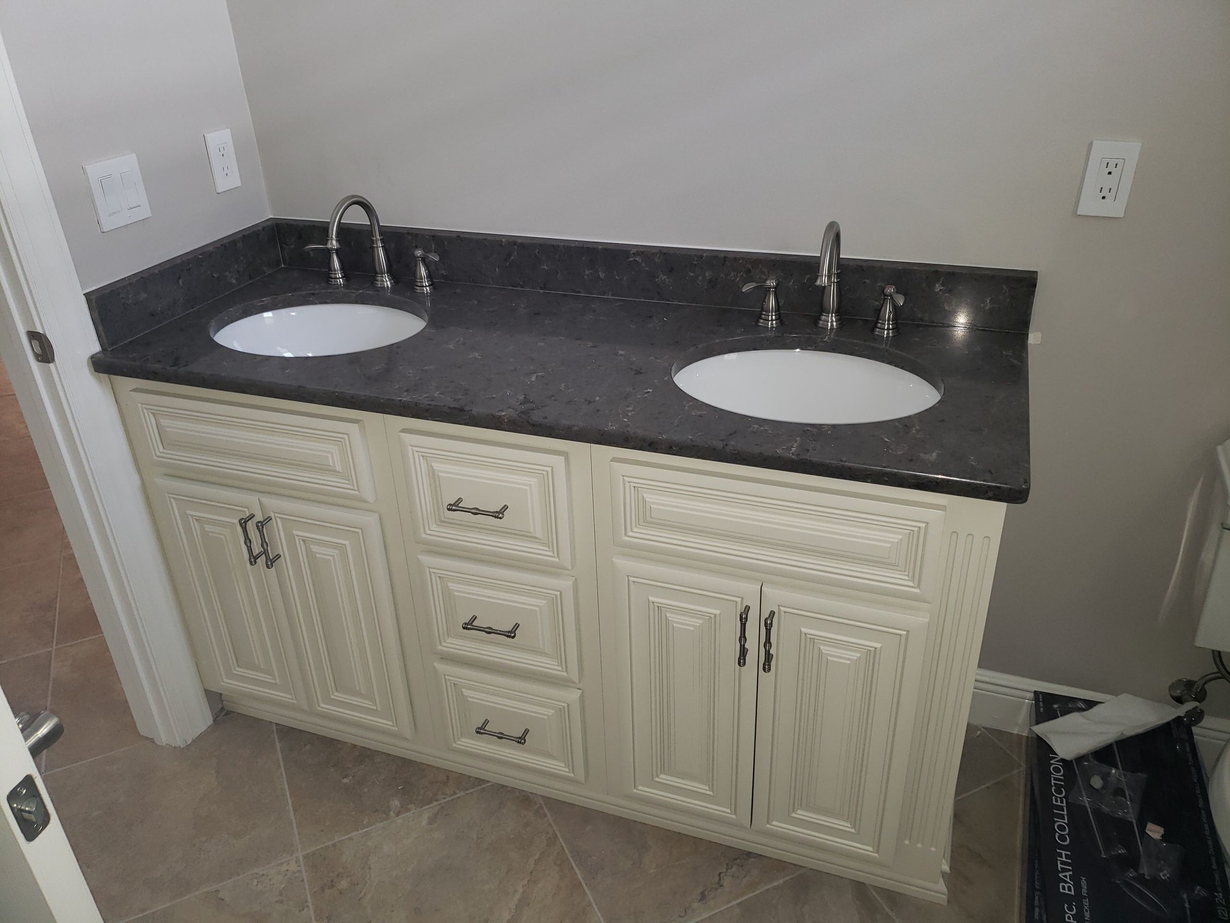 double-sink-vanity-memos-fine-cabinetry-img_4b91f27b0d9ca4a3_14-4236-1-eb4ba39.jpg