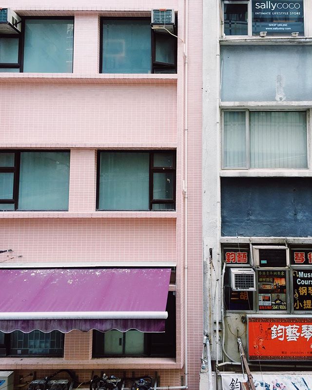 Travelling up the Mid-Levels escalator and discovering more pastel pink buildings as we go

#hongkongstreet #hongkong #midlevelsescalator #pinkbuilding #vscocam #vsco