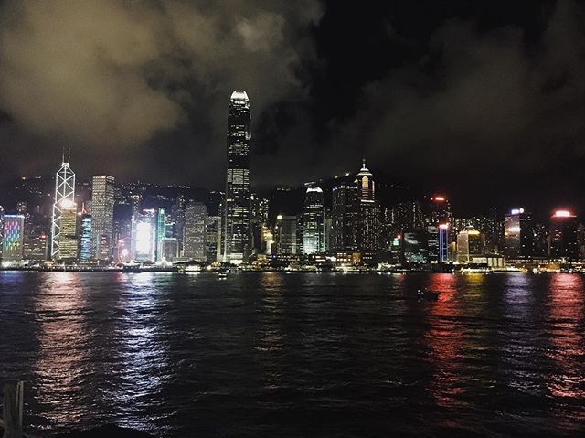 Stood here with my love watching the reflections dance on the water as the fog rolled in. Magic moments that make travel to new destinations so addictive.

#hongkong #hongkongstreet #citylights #vscocam #vsco