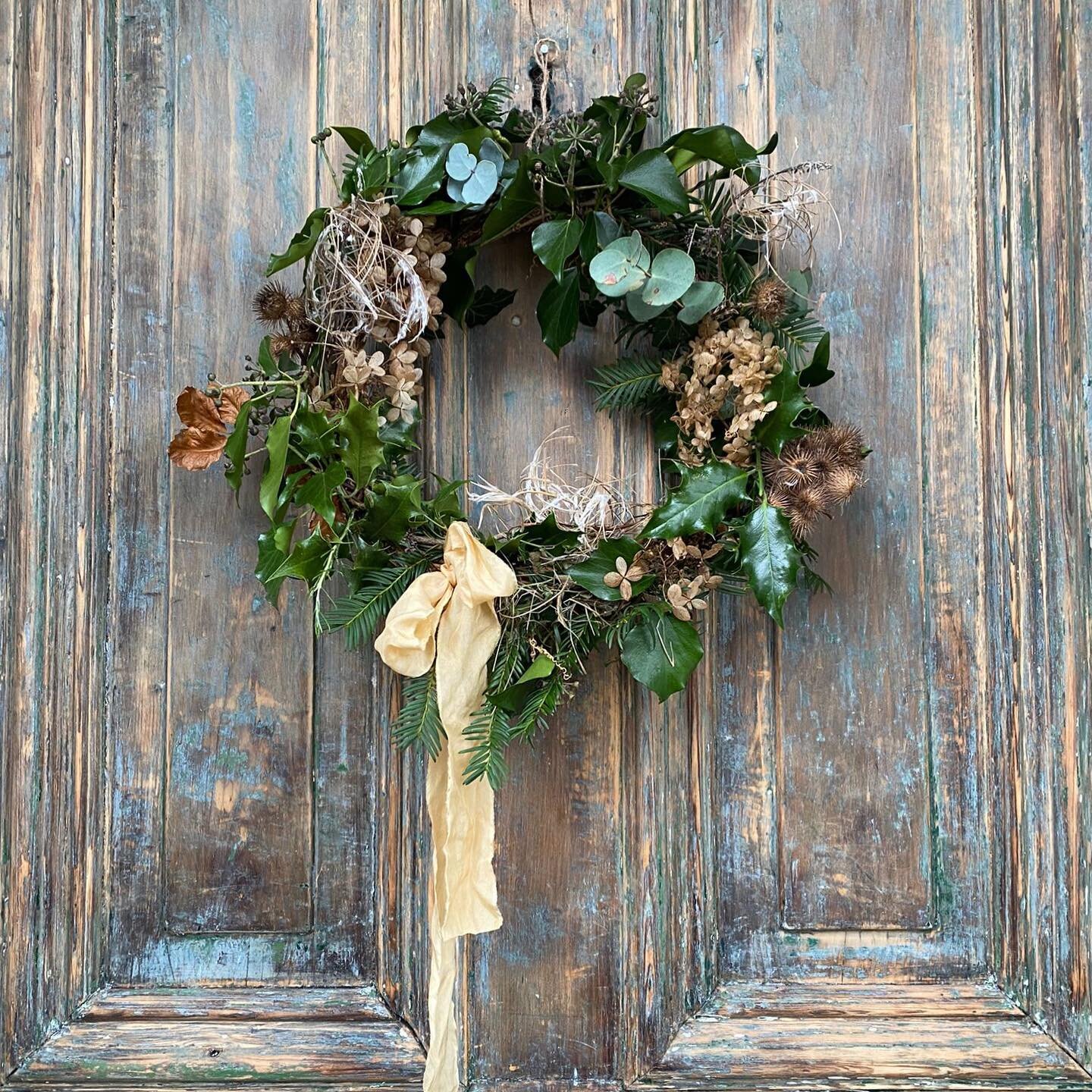 A gorgeous wreath featuring @aspetalsfall_ ribbon in gold 💫🌿

#naturallydyed #naturallydyedribbon #naturaldye #naturaldyersofinstagram #naturaldyer #handmaderibbon