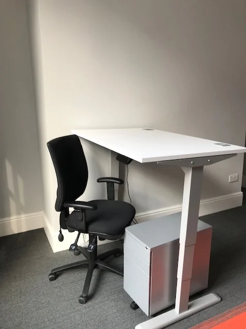 Electronically adjustable table in standing position