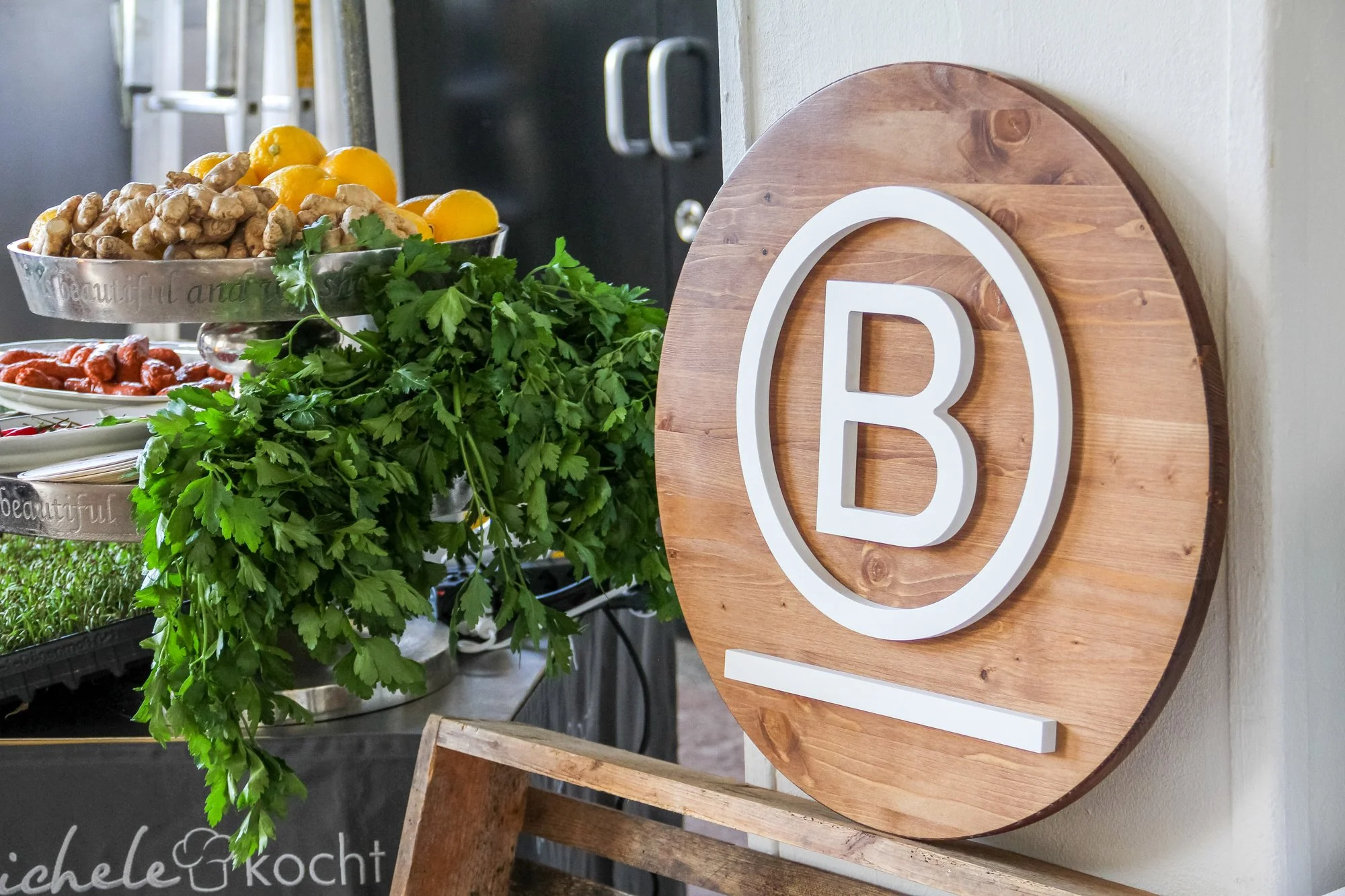 Une planche en bois avec un grand cercle et la lettre 'B' blanche au centre, lors de l'évènement de lancement de la campagne MyPlanB de B Lab.