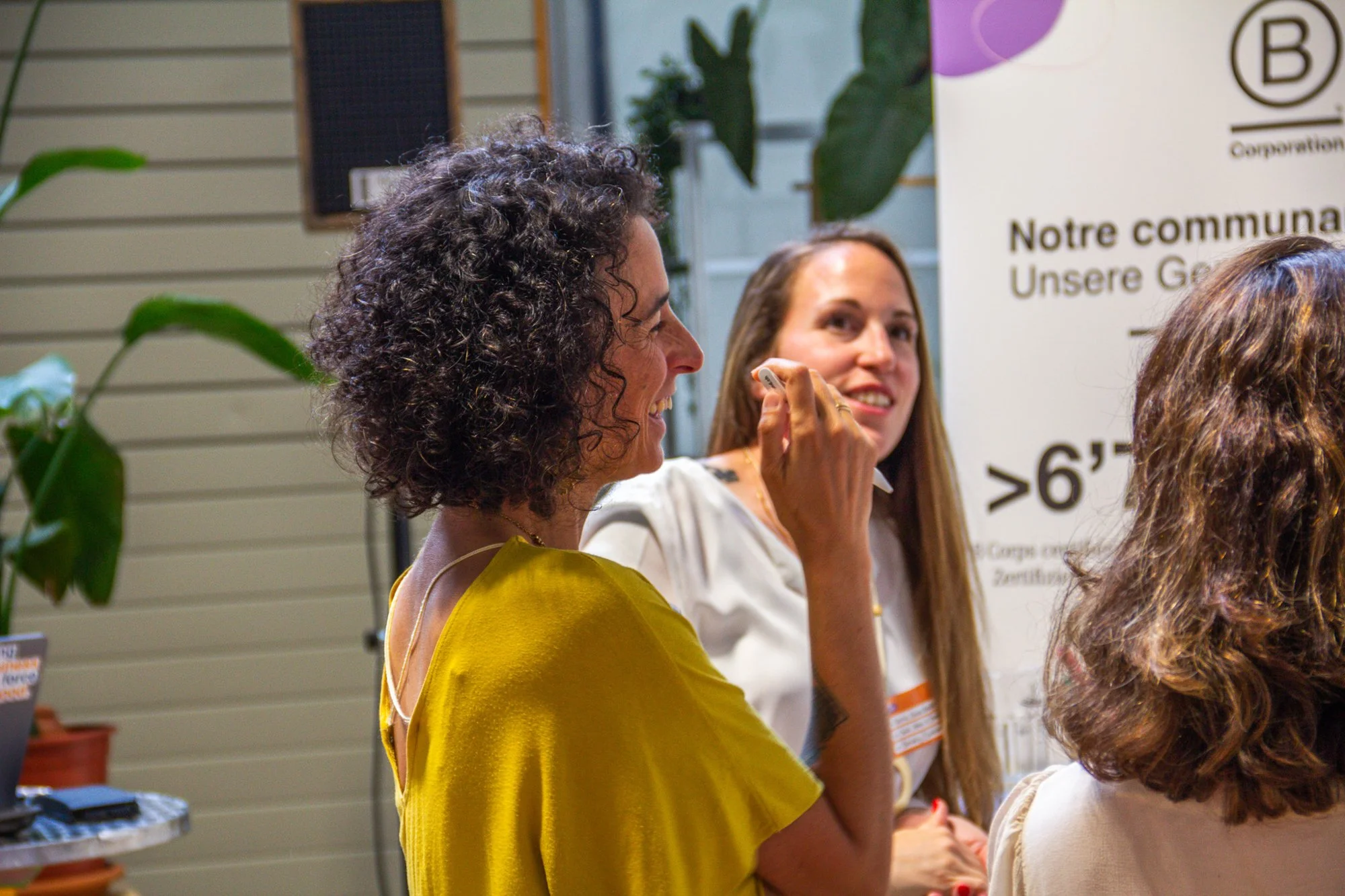 Groupe de personnes, en intérieur, lors d’un événement organisé par B Lab Suisse.
