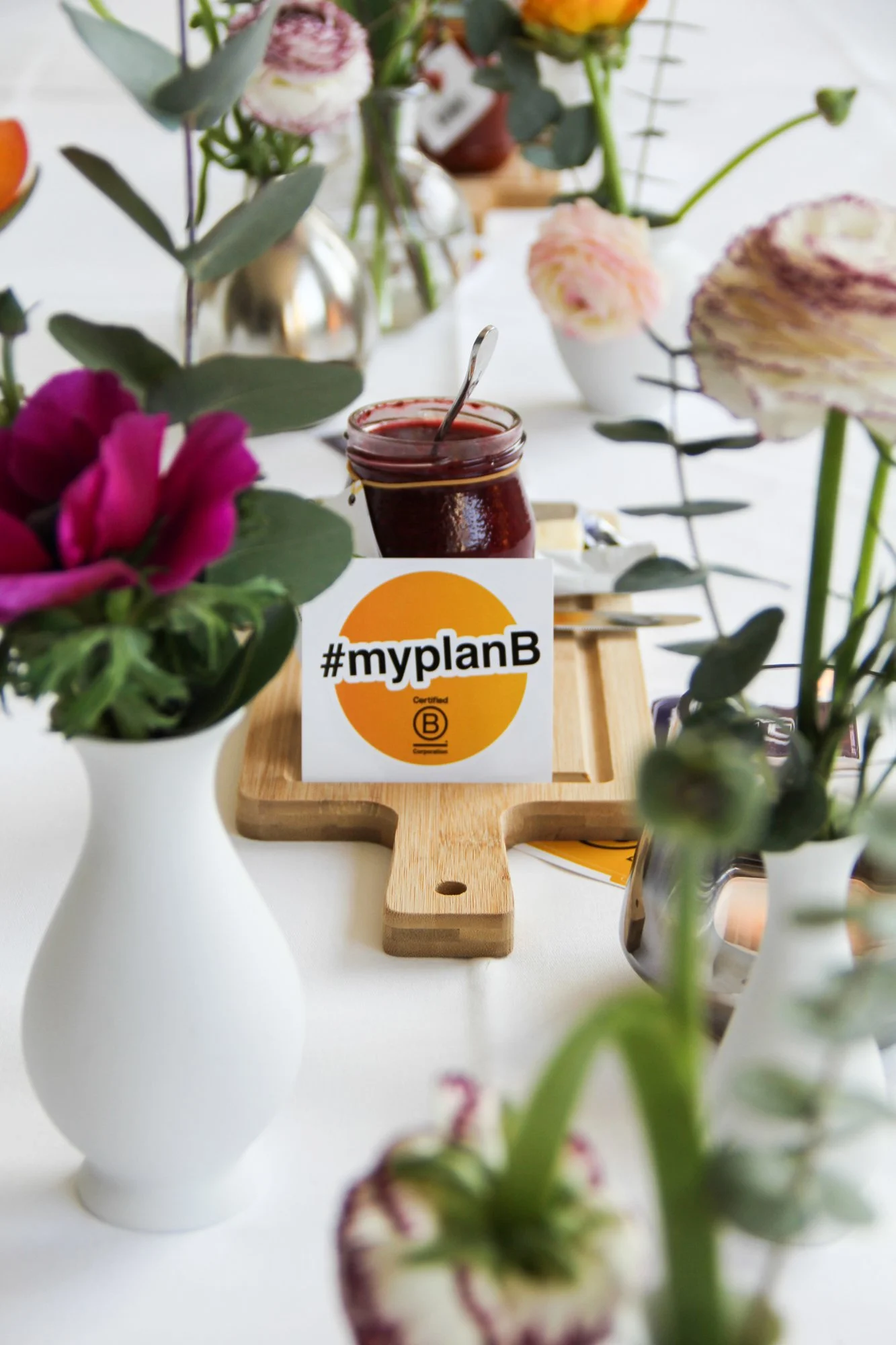 Gros plan sur un arrangement floral et le logo MyPlanB lors du brunch de l'évènement de lancement organisé par B Lab Suisse.