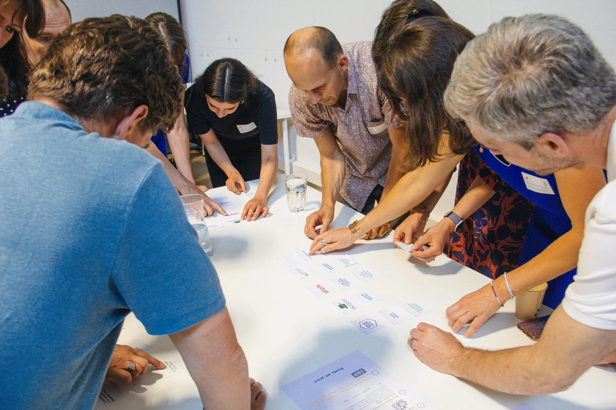 Groupe de personnes, en intérieur, lors d’un événement organisé par B Lab Suisse.