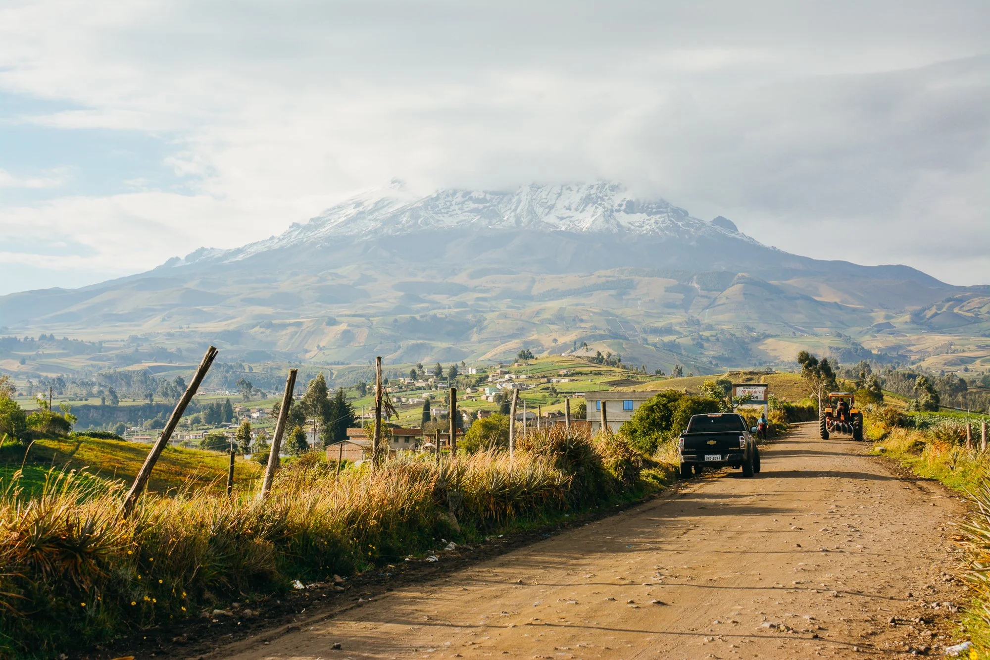 Route à travers champs avec le volcan Chimborazo en arrière-plan.