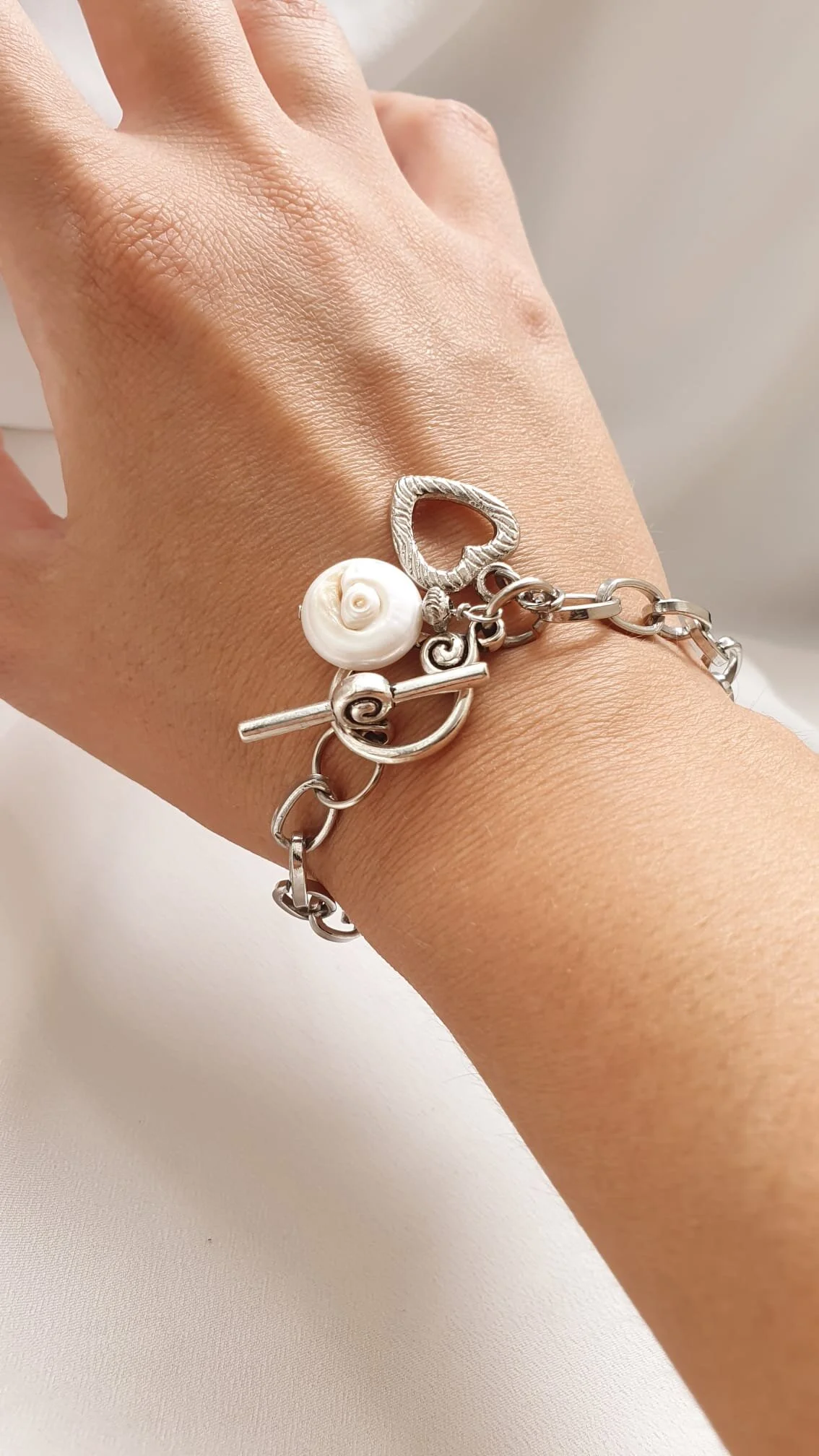 Chain bracelet with pearl pendant