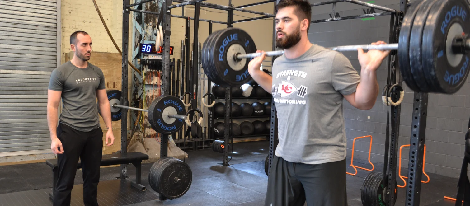 Le Docteur de la NFL, Laurent Duvernay-Tardif, en action avec Éric Fafard, entraîneur-kinésiologue au Studio.