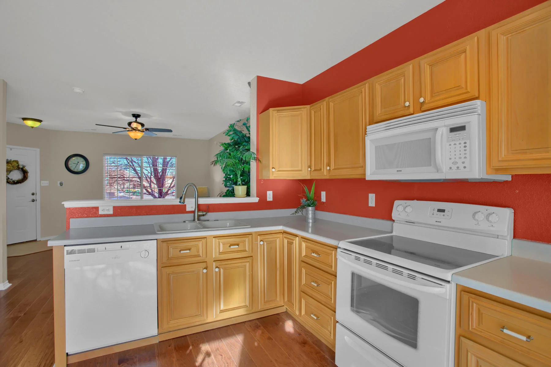 11662 Oakland Dr Commerce City-012-10-Kitchen-MLS_Size.jpg