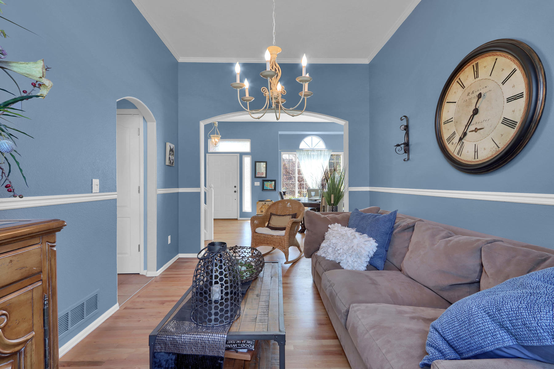 5370 S Genoa St Cenntenial CO-006-8-Living Room-MLS_Size.jpg