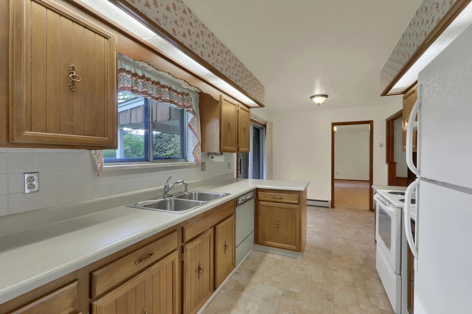 307 Oswego St Aurora CO 80010-007-8-Kitchen-MLS_Size.jpg