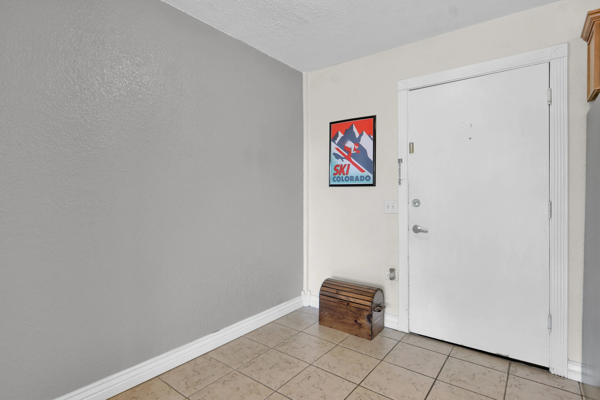 909 N Logan St Unit 3J Denver-print-002-003-Foyer-4200x2800-300dpi.jpg