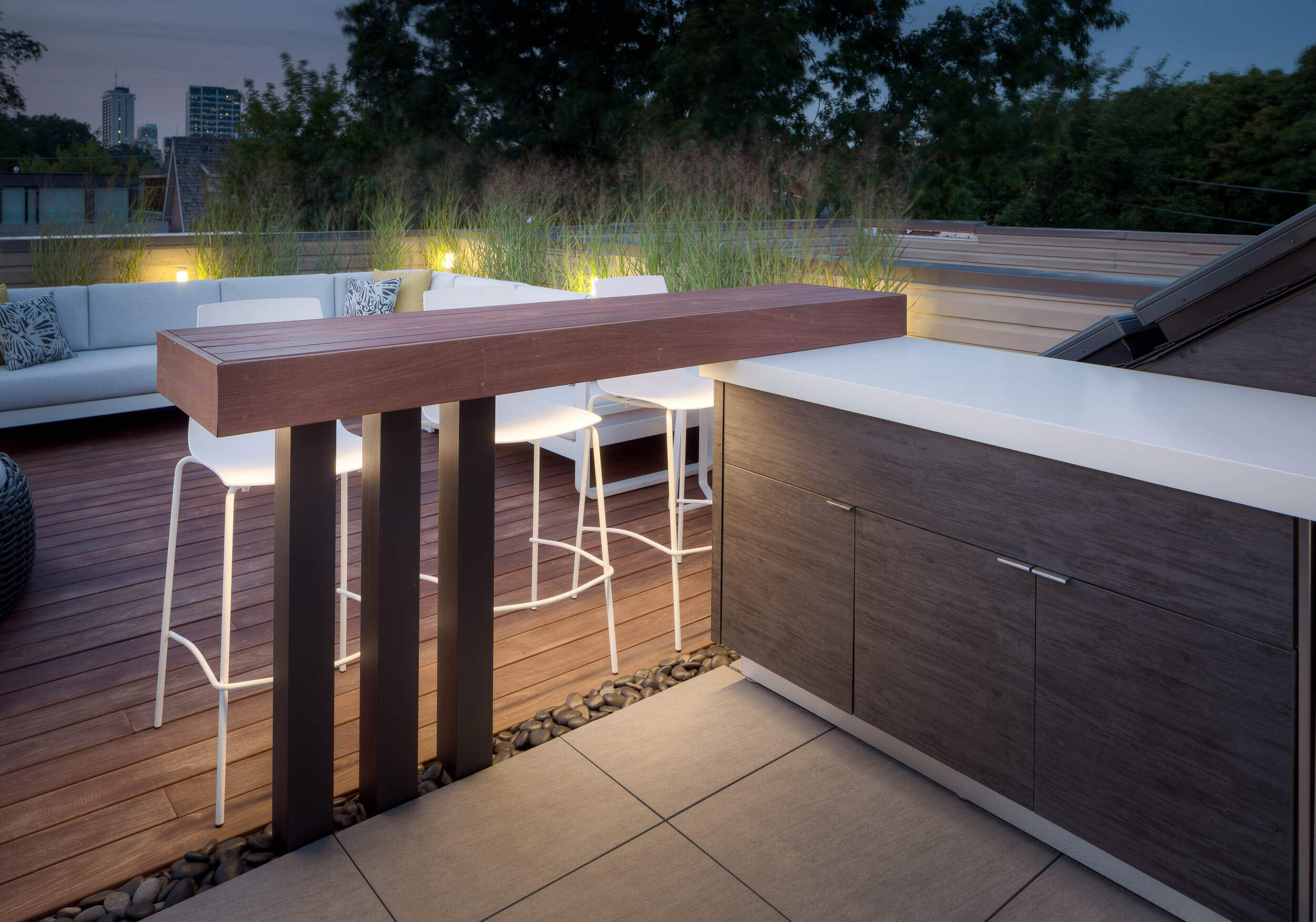 bar-seating-outdoor-kitchen-bbq-island.jpg