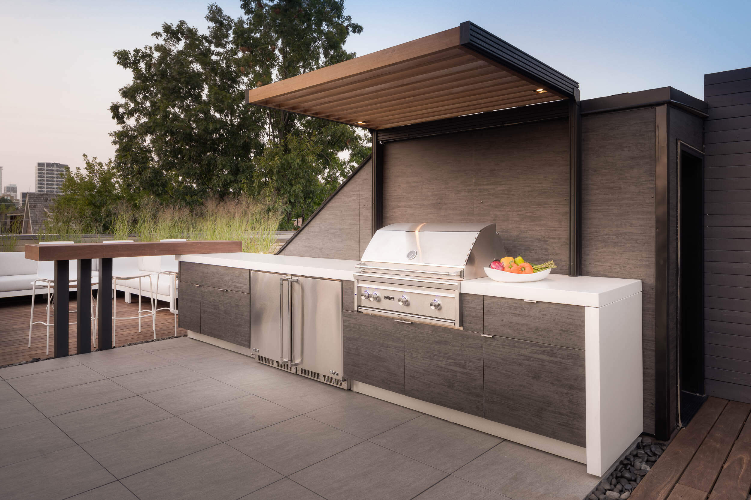 garden-living-outdoor-kitchen-rooftop-terrace-toronto.jpg
