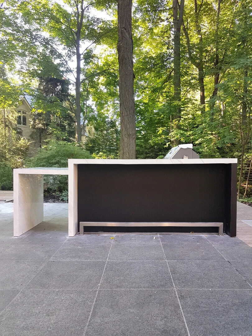 bar-seating-outdoor-kitchen-countertop-foot-rest.jpg
