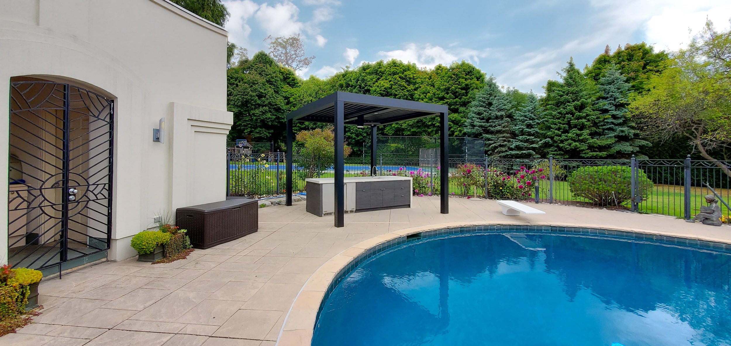 outdoor-kitchen-aluminum-pergola-sun-shade-garden-living.jpg
