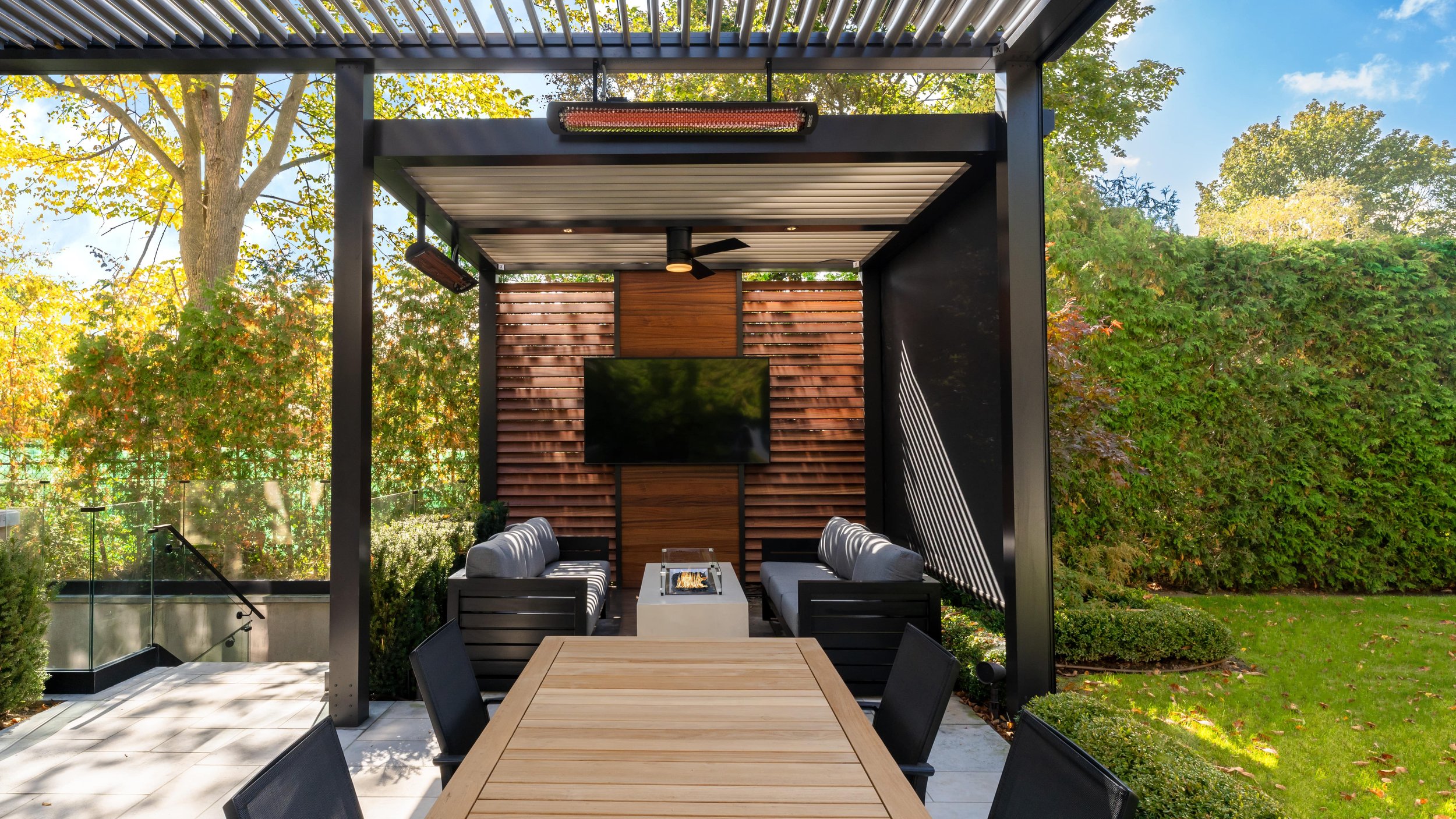 pergola-privacy-wall-tv-speakers-seating-outdoor-room.jpg