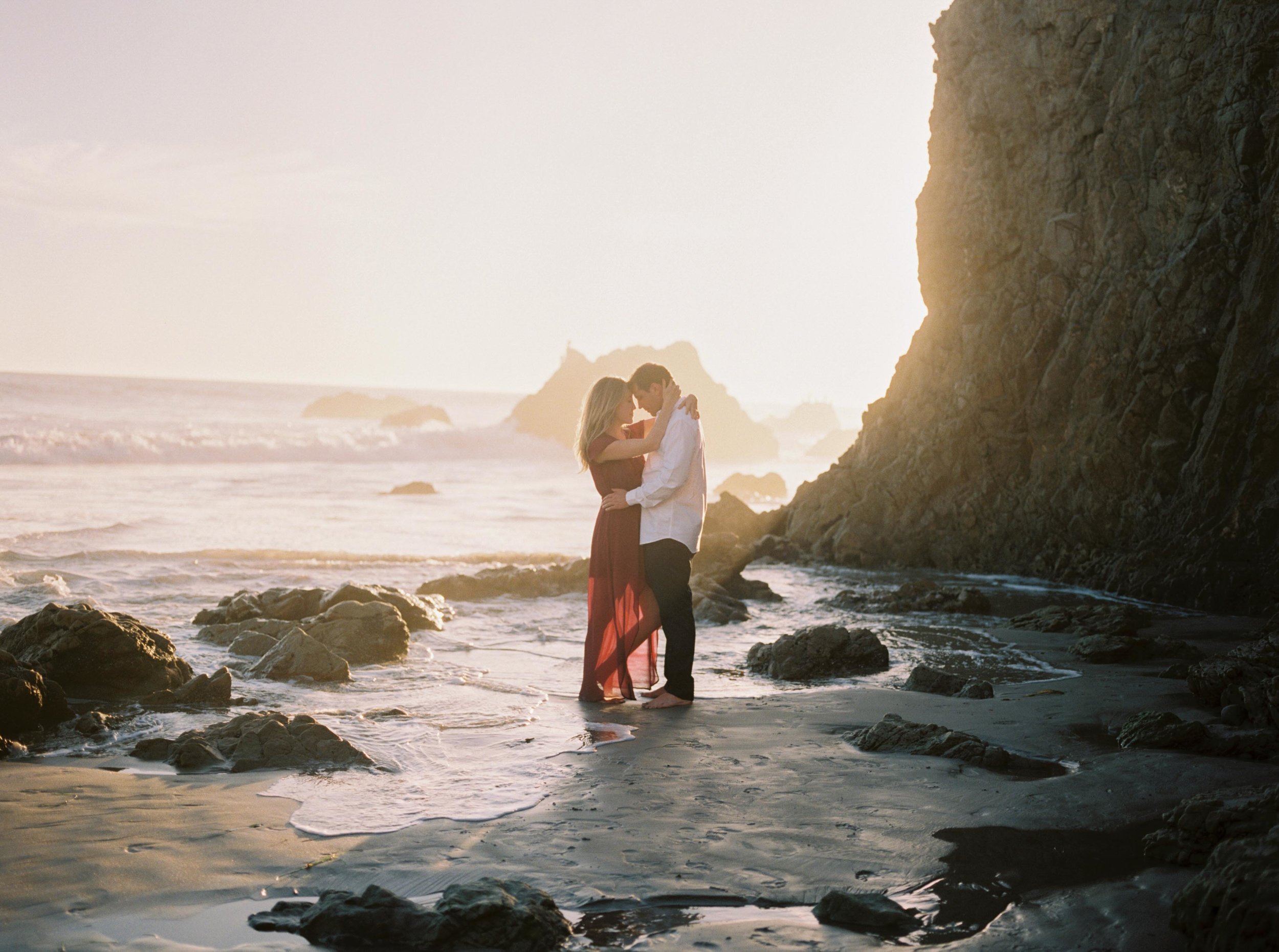 ELMATADOR_FUJI400H_MALIBU_LOSANGELES_PHOTOGRAPHER_WEDDING_ENGAGEMENT_STYLEMEPRETTY_FILM_BEACH_SOCAL_KATELROSEPHOTOGRAPHY_013.jpg