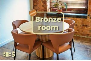 A small bright meeting Room in Central London, Farringdon. Space for 5 people around a circular meeting table.