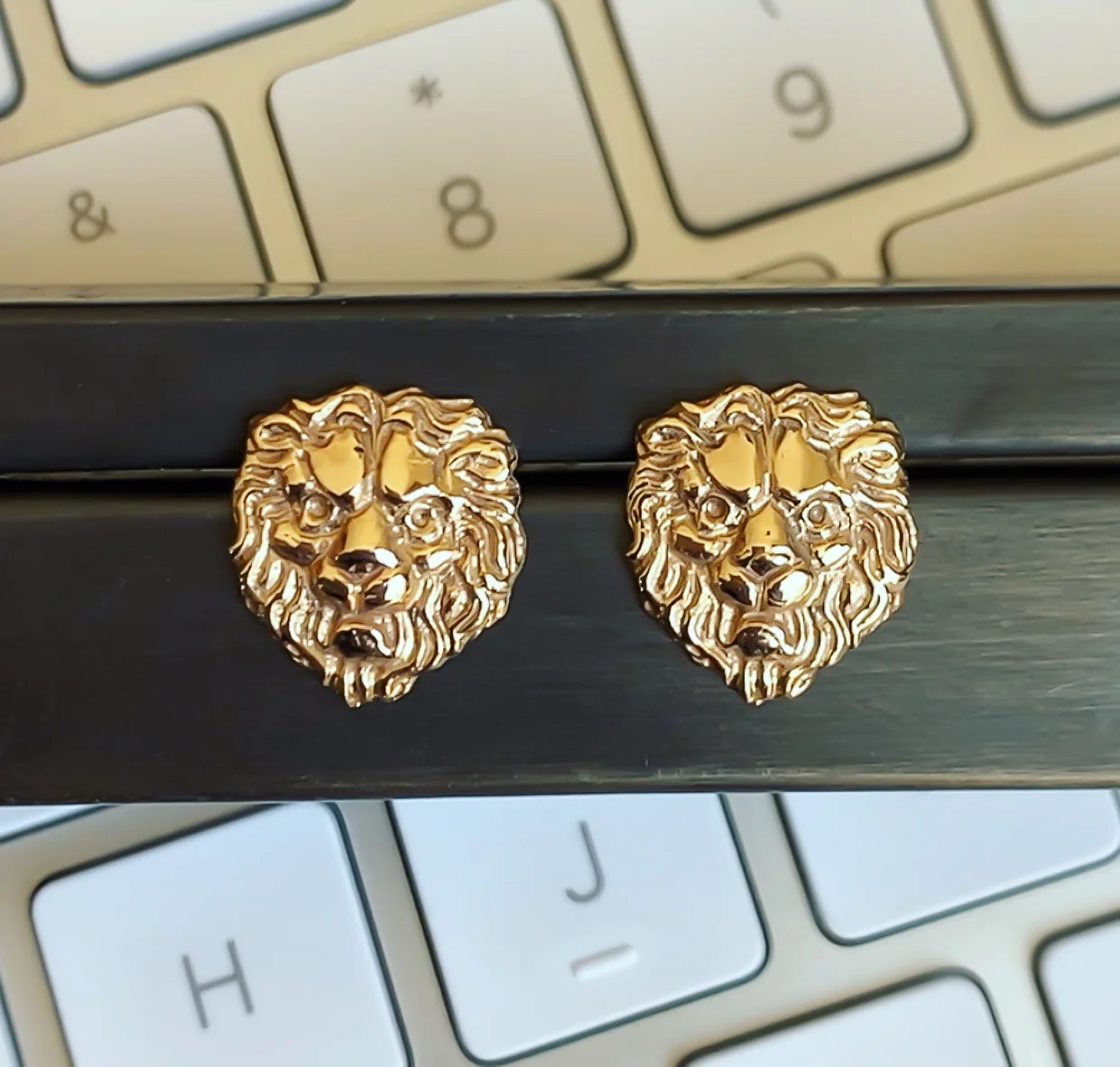 lion.studs.keys-2.jpg